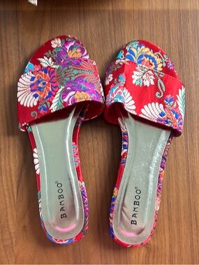 Floral Print Slides NWOT